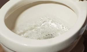 Bật mí cách thông bồn cầu bằng nước sôi nhanh nhất